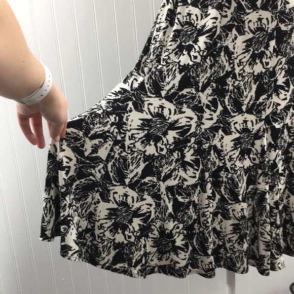 Chicos Travelers Black White Floral Print Skirt - Picture 5 of 10